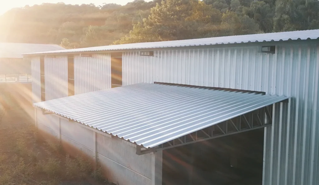 Barracão agrícola aberto em telha galvanizada entregue pela Sartori