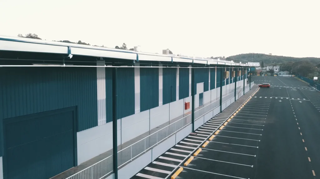 Barracão industrial de grande porte com pátio pavimentado executado pela Sartori