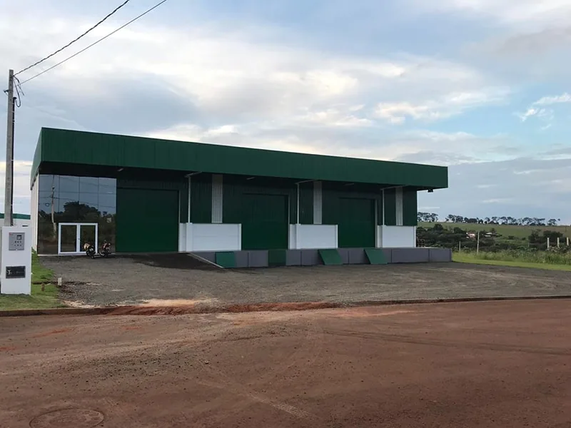 Barracão comercial verde com docas de carga entregue pela Sartori