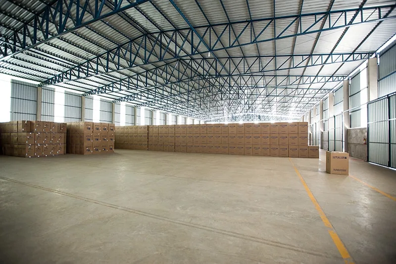 Interior de centro de distribuição com piso industrial e grande vão livre