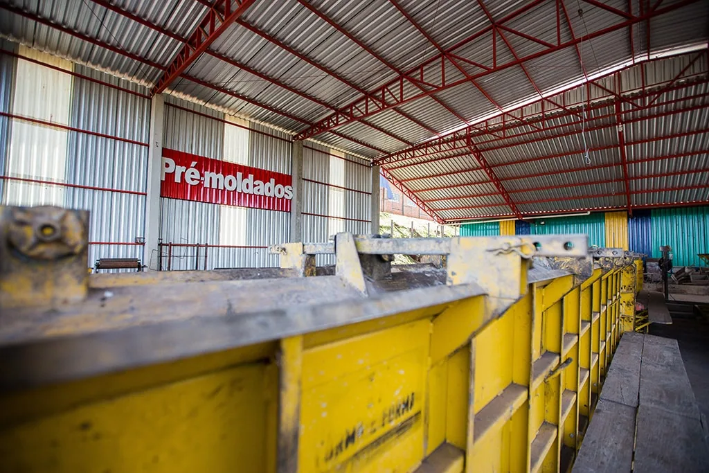 Interior da fábrica da Sartori com bancadas de produção