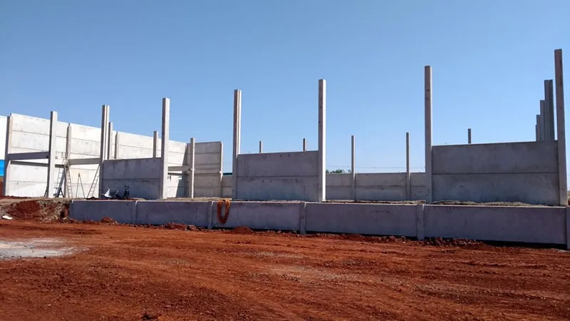 Pilares pré-moldados de concreto montados em obra pela equipe da Sartori